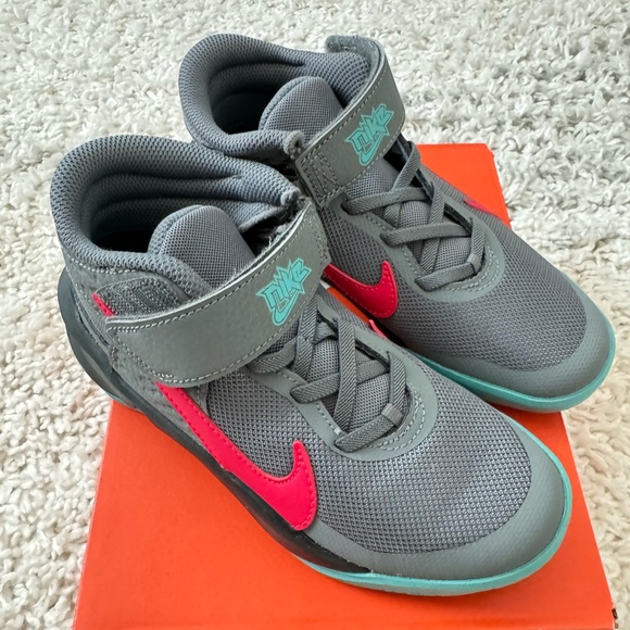 Kids/ youth Nike TEAM HUSTLE D 10 FLYEASE (PS) sneakers RARE SIZE Y